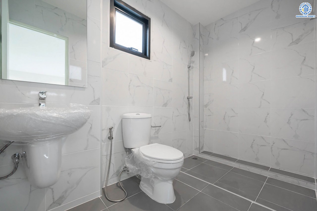 บ้านมือสองตกแต่งใหม่ คุณภาพแบรนด์ LH โครงการ ชลลดา บางบัวทอง เนื้อที่ 83 ตร.ว. ตกแต่งหรูหรา ฟังก์ชันจัดเต็ม 5 ห้องนอน 3 ห้องน้ำ จอดรถได้ 2 คัน พร้อม Facilities ครบ! บนทำเลคุณภาพ เชื่อมต่อได้หลายเส้นทาง ใกล้เซ็นทรัลเวสต์เกต และรถไฟฟ้า "สถานีบางพลู"